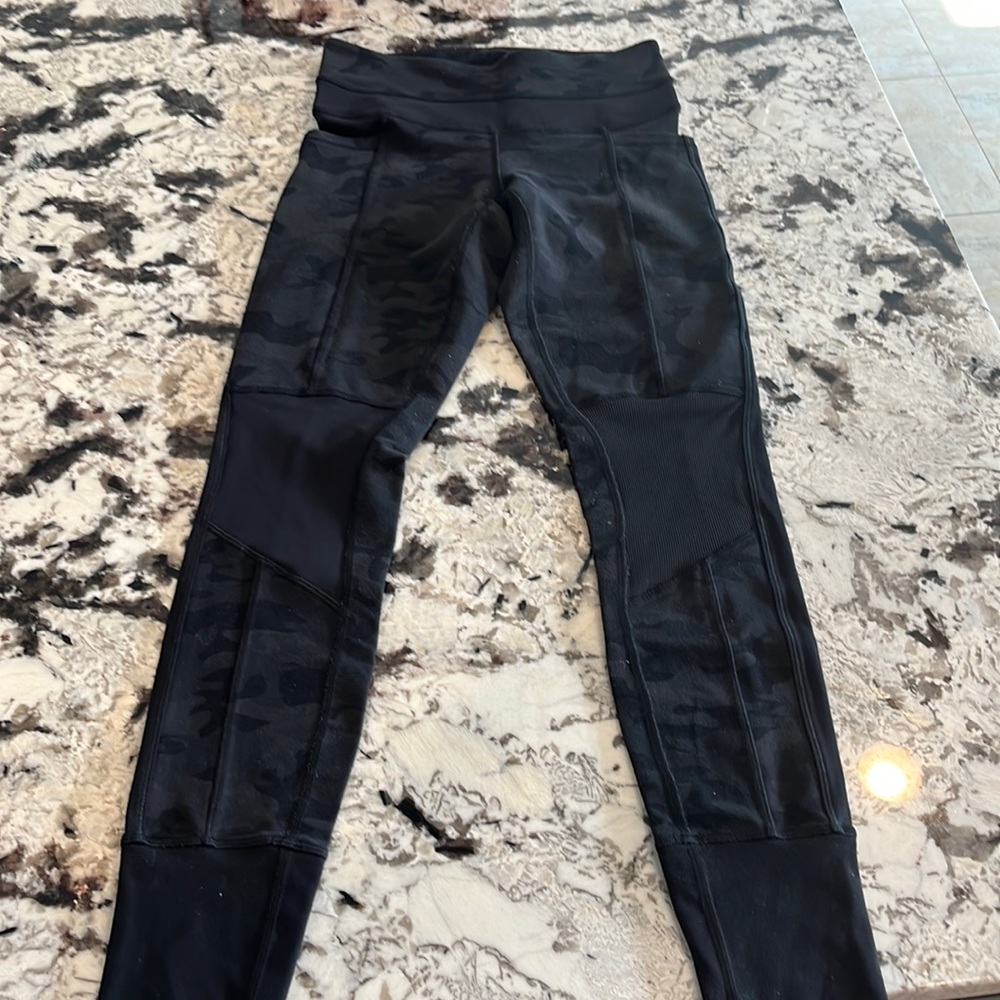 Lulu Lemon Black Camo Leggings Size 4